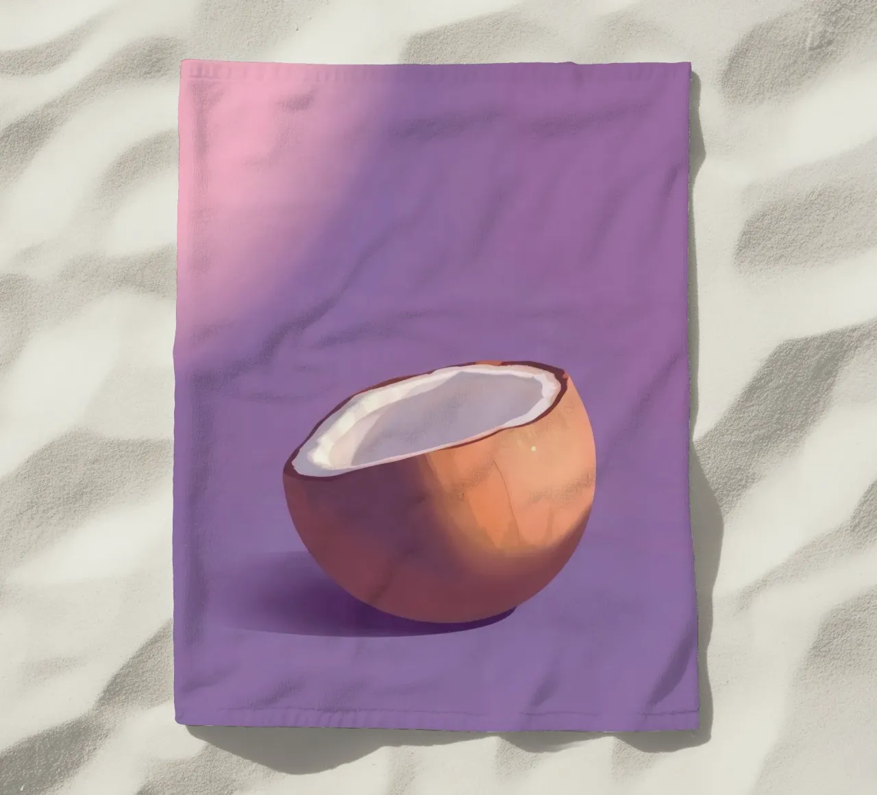 Moitié de noix de coco reposant sur un fond violet minimaliste serviette de plage de DesignDoodle