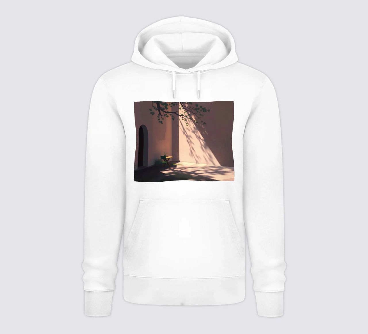 Rustige binnenplaats met zonlicht dat schaduwen werpt hoodie van DesignDoodle
