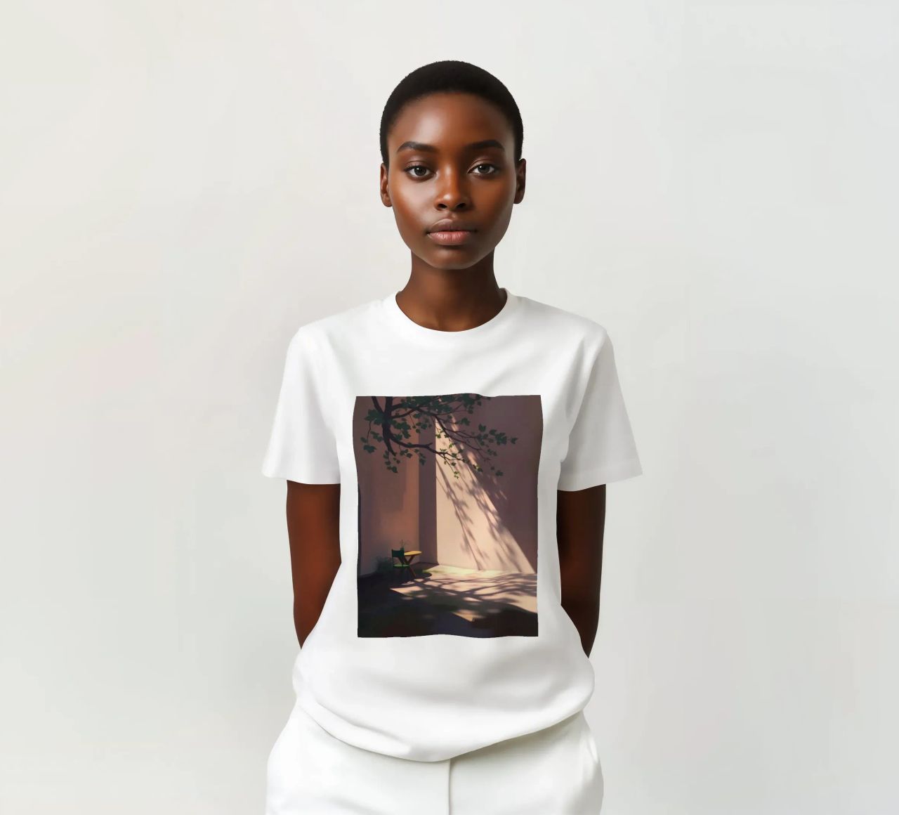 Rustige binnenplaats met zonlicht dat schaduwen werpt t-shirt van DesignDoodle