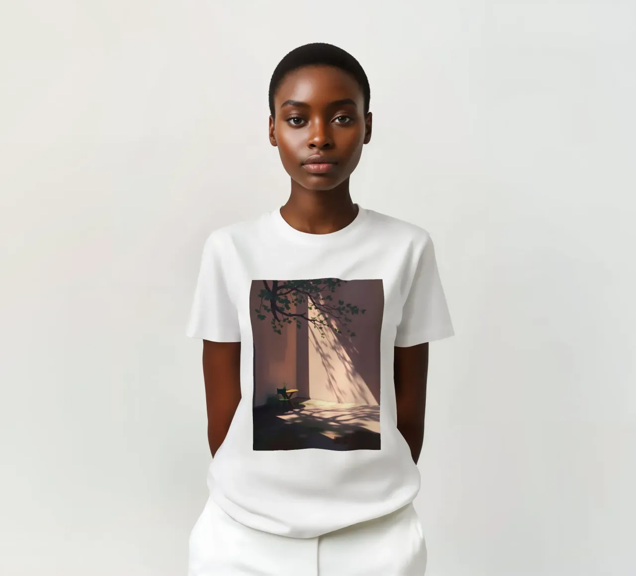 Rustige binnenplaats met zonlicht dat schaduwen werpt t-shirt van DesignDoodle