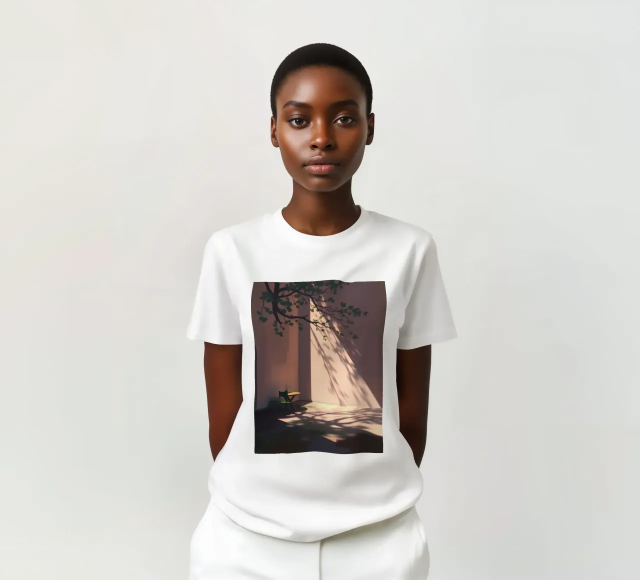 Rustige binnenplaats met zonlicht dat schaduwen werpt t-shirt van DesignDoodle