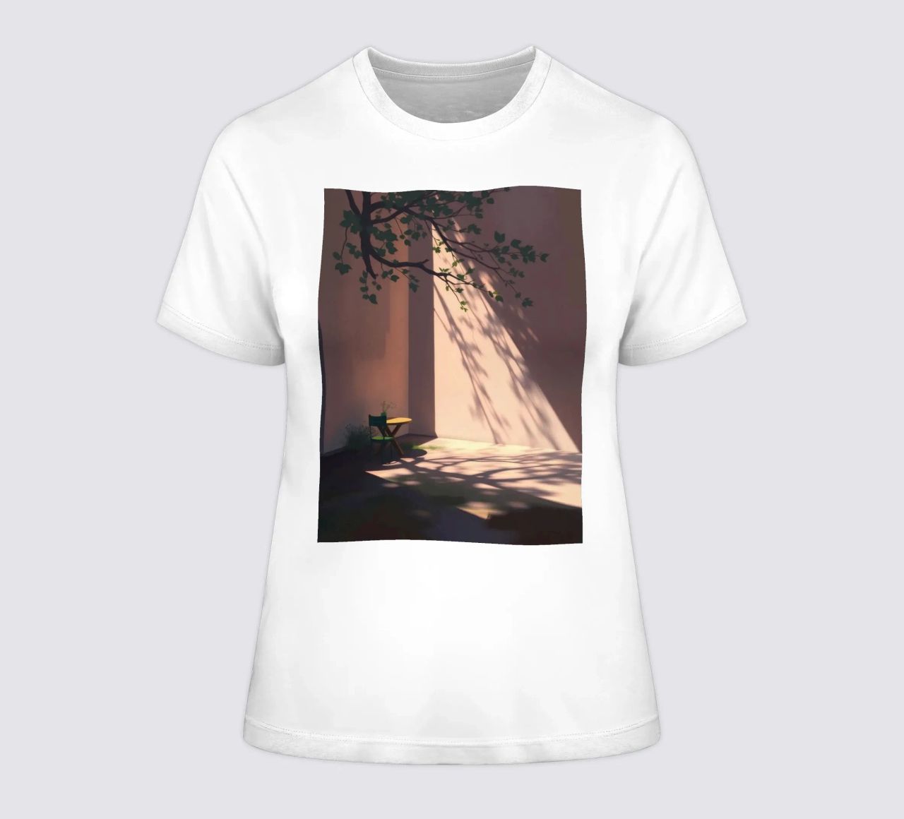 Rustige binnenplaats met zonlicht dat schaduwen werpt dames t-shirt getailleerd van DesignDoodle