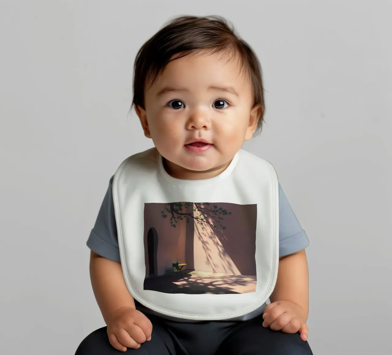 Rustige binnenplaats met zonlicht dat schaduwen werpt baby slabbetje van DesignDoodle