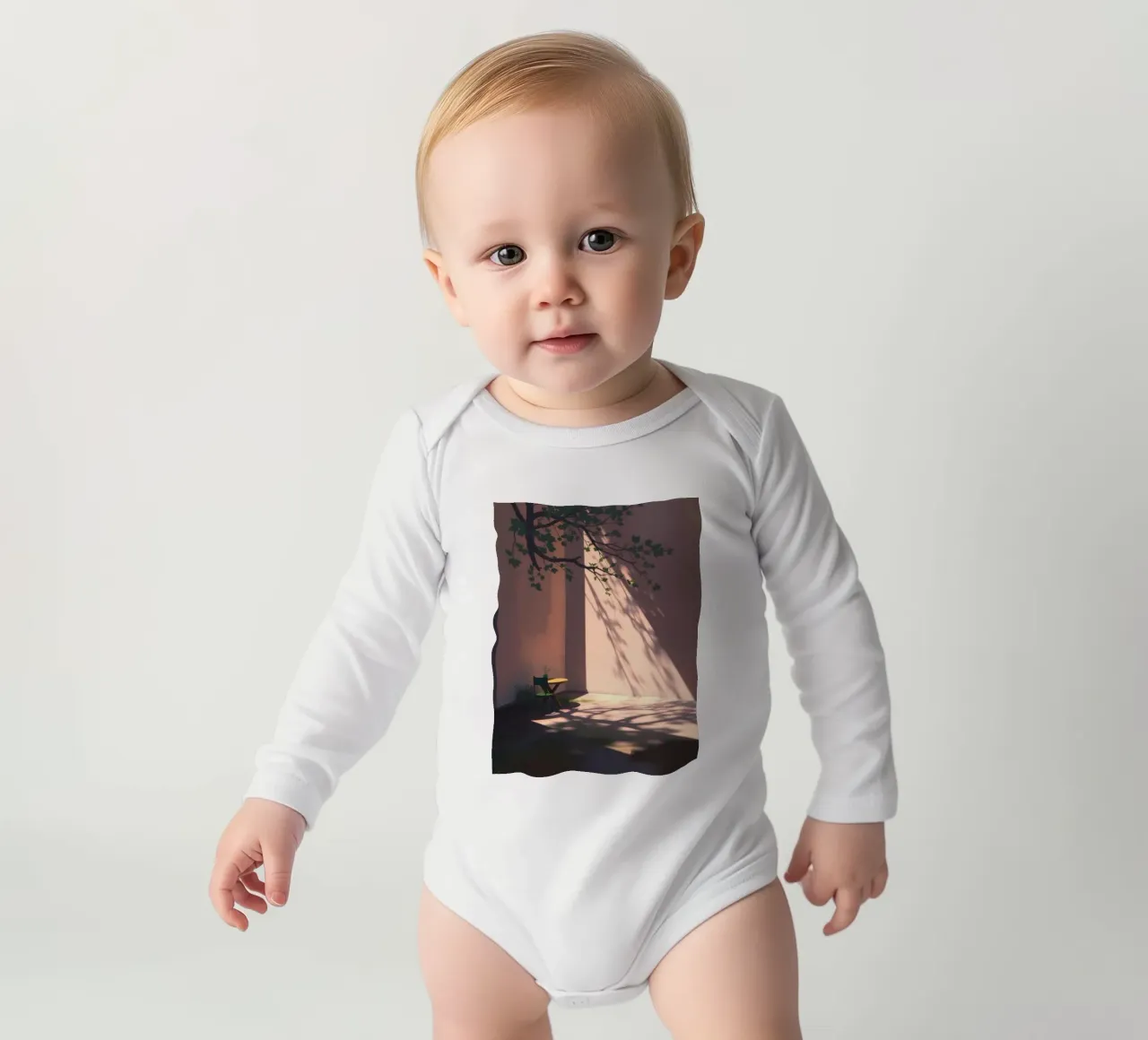 Rustige binnenplaats met zonlicht dat schaduwen werpt babyrompertje lange mouwen van DesignDoodle