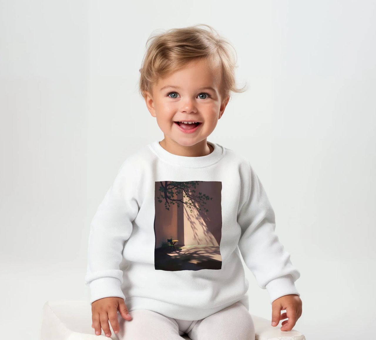 Rustige binnenplaats met zonlicht dat schaduwen werpt baby sweatshirt van DesignDoodle