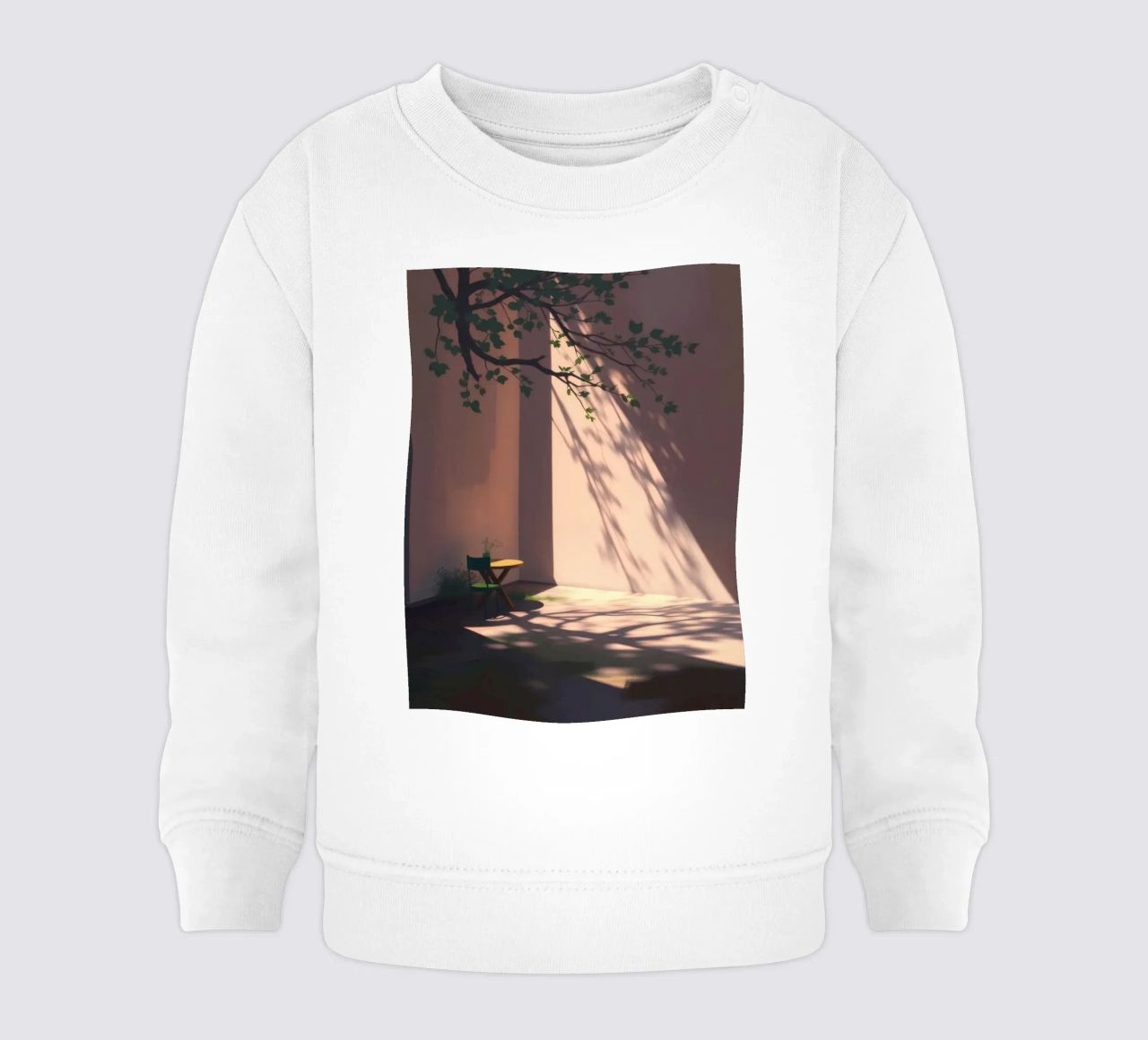 Rustige binnenplaats met zonlicht dat schaduwen werpt baby sweatshirt van DesignDoodle