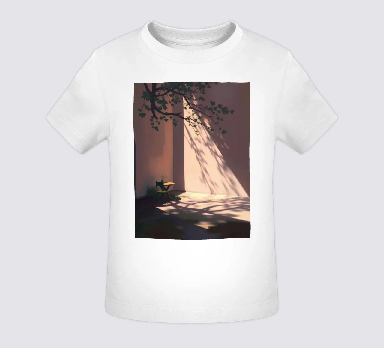 Rustige binnenplaats met zonlicht dat schaduwen werpt baby t-shirt van DesignDoodle