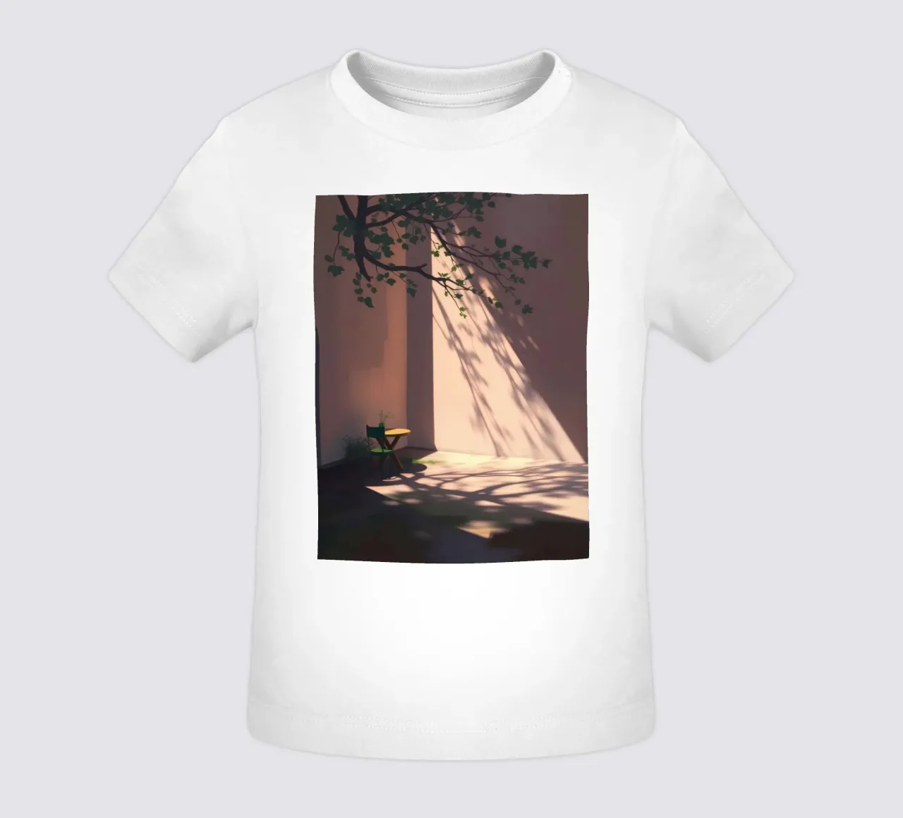 Ruhiger Innenhof mit schattenwerfendem Sonnenlicht Baby T-Shirt von DesignDoodle