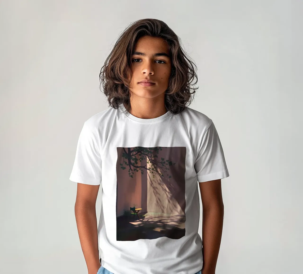 Ruhiger Innenhof mit schattenwerfendem Sonnenlicht Kinder T-Shirt von DesignDoodle