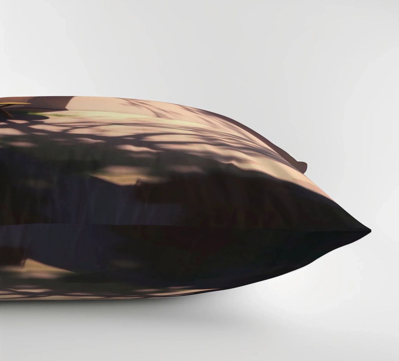 Rustige binnenplaats met zonlicht dat schaduwen werpt kussen van DesignDoodle