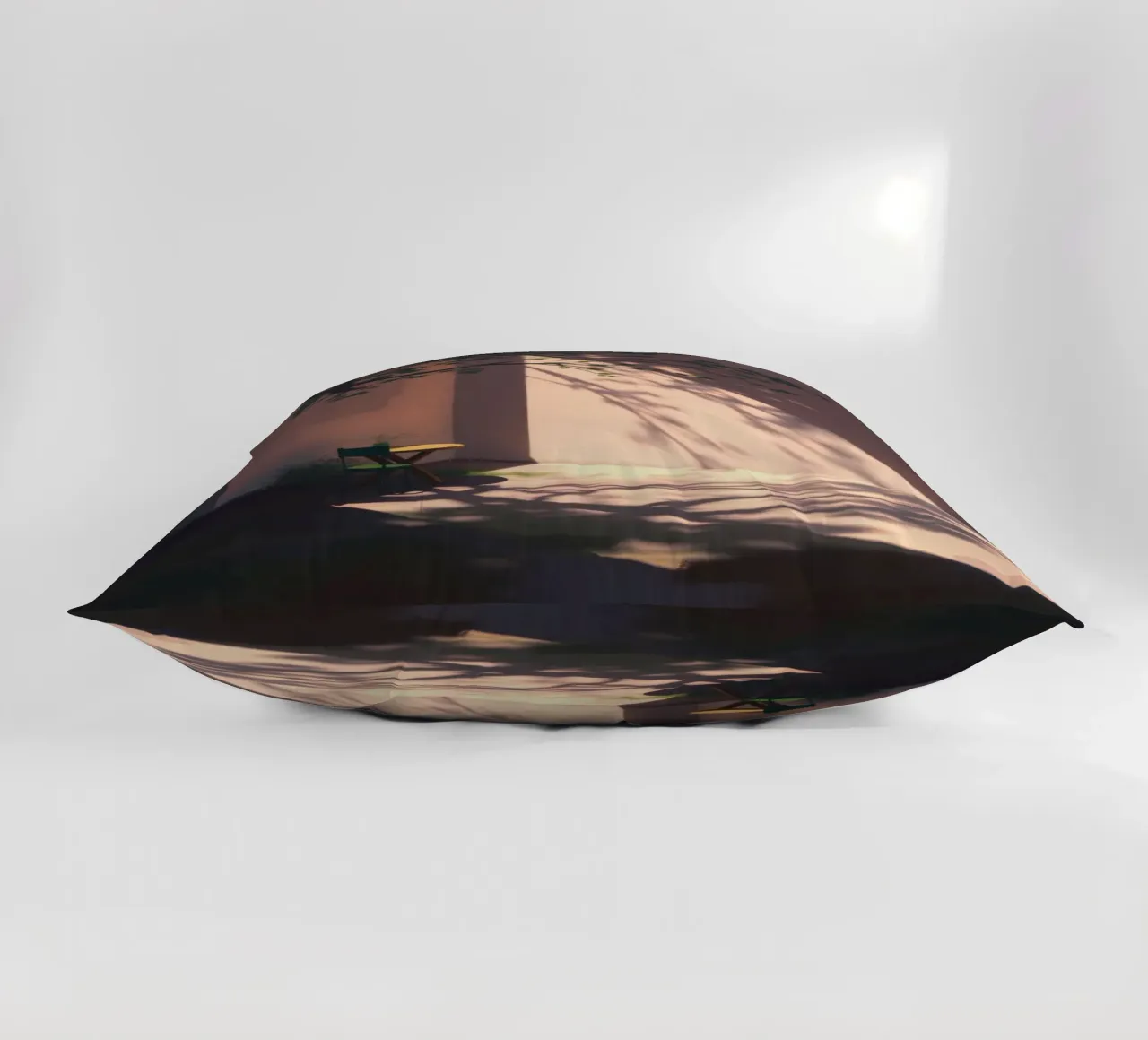 Rustige binnenplaats met zonlicht dat schaduwen werpt kussen van DesignDoodle