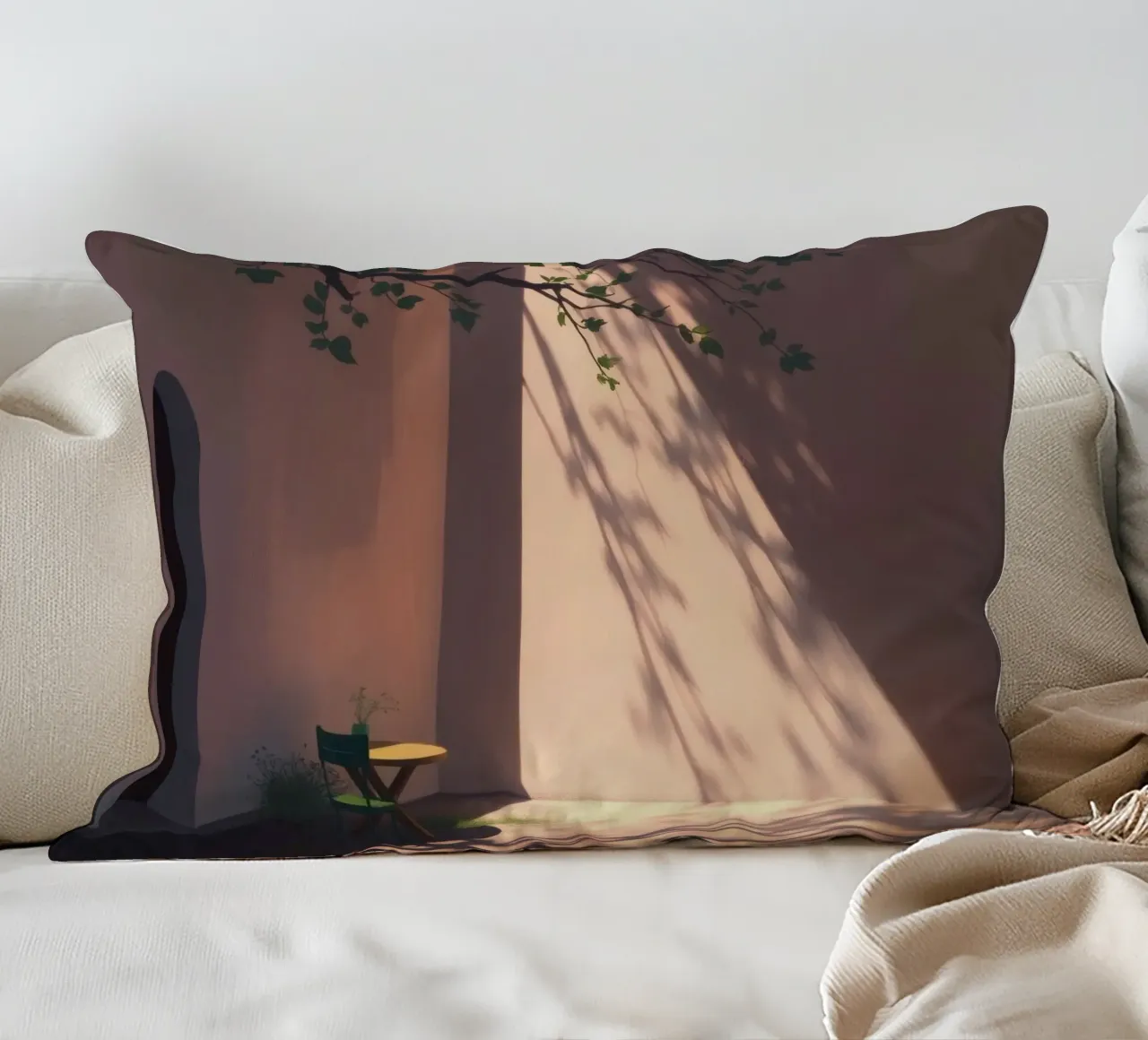 Cour tranquille avec la lumière du soleil qui projette des ombres coussin de DesignDoodle