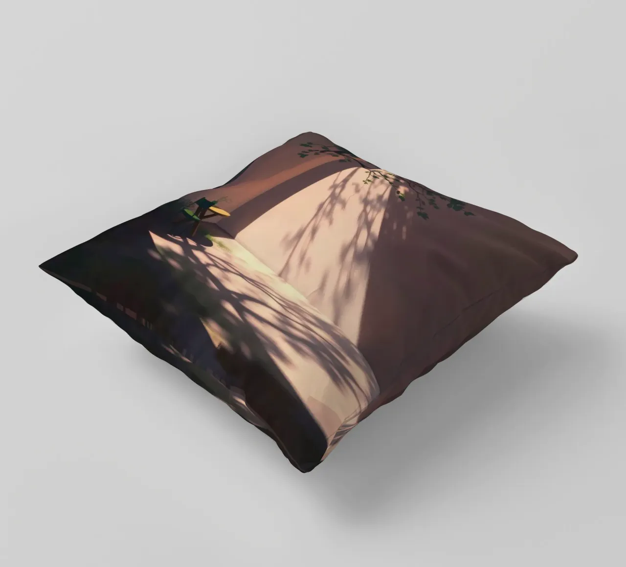 Rustige binnenplaats met zonlicht dat schaduwen werpt kussen van DesignDoodle