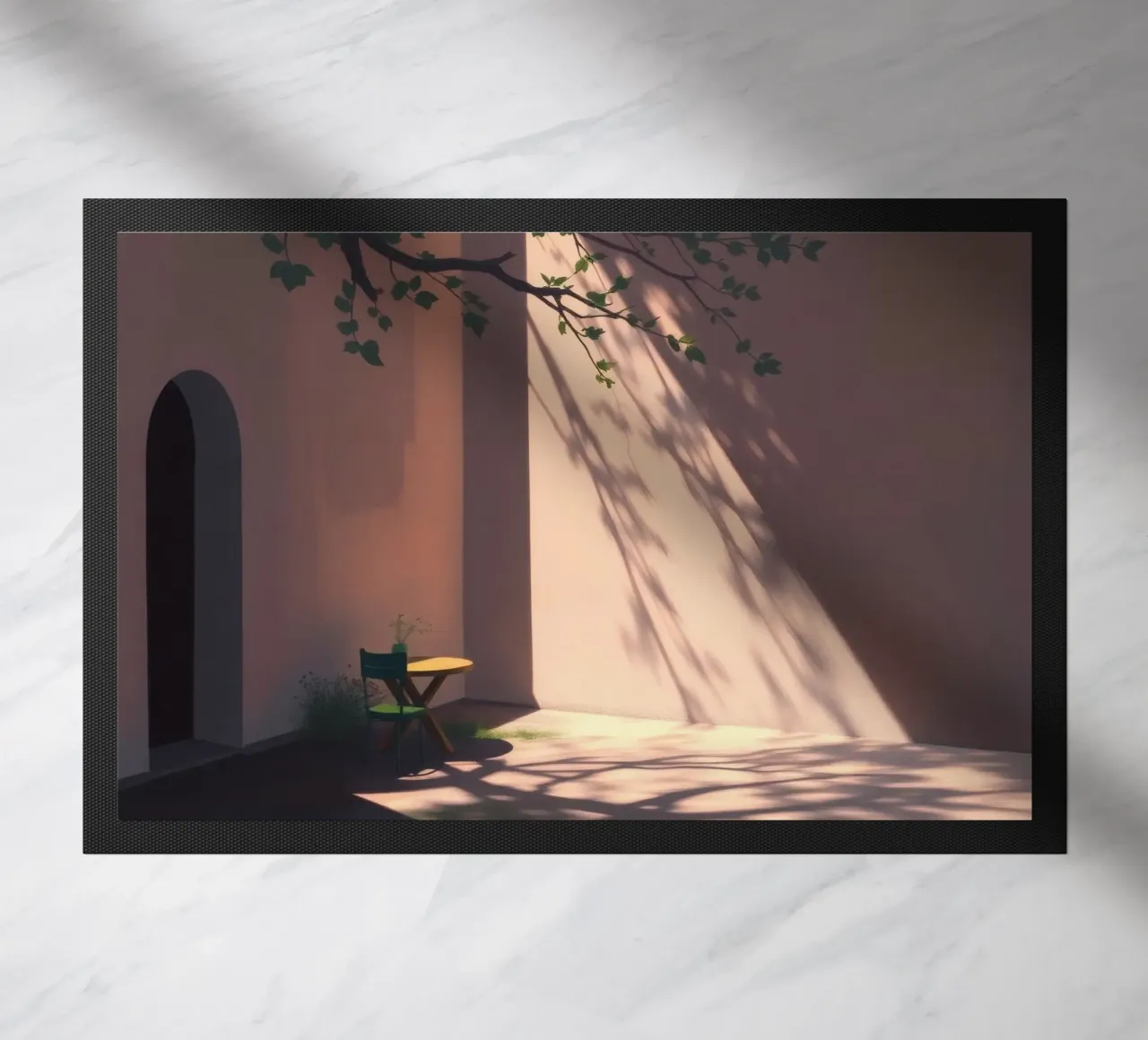 Rustige binnenplaats met zonlicht dat schaduwen werpt deurmat van DesignDoodle