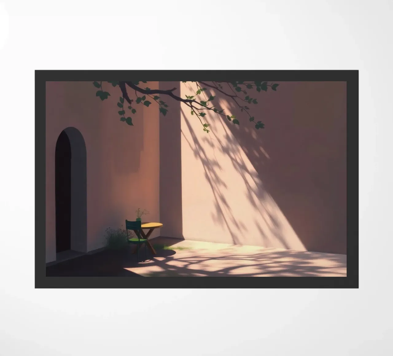 Rustige binnenplaats met zonlicht dat schaduwen werpt deurmat van DesignDoodle