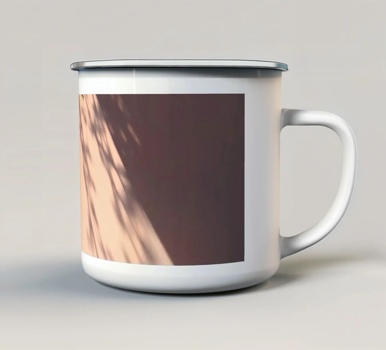 Rustige binnenplaats met zonlicht dat schaduwen werpt emaille mok van DesignDoodle