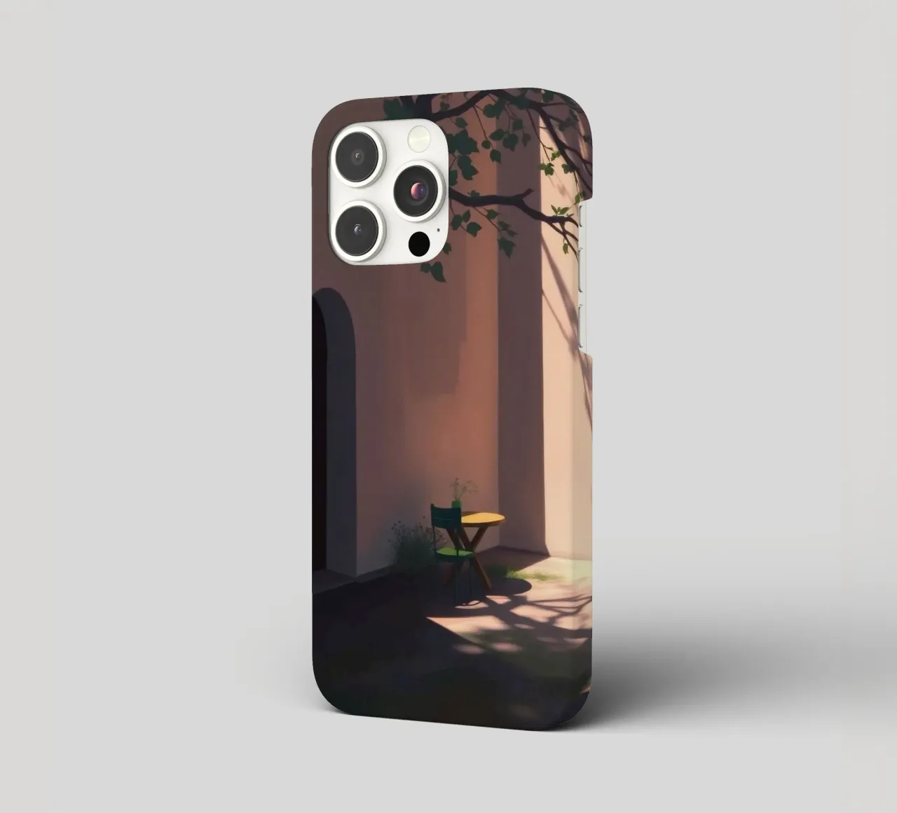 Rustige binnenplaats met zonlicht dat schaduwen werpt iphone hoesje van DesignDoodle