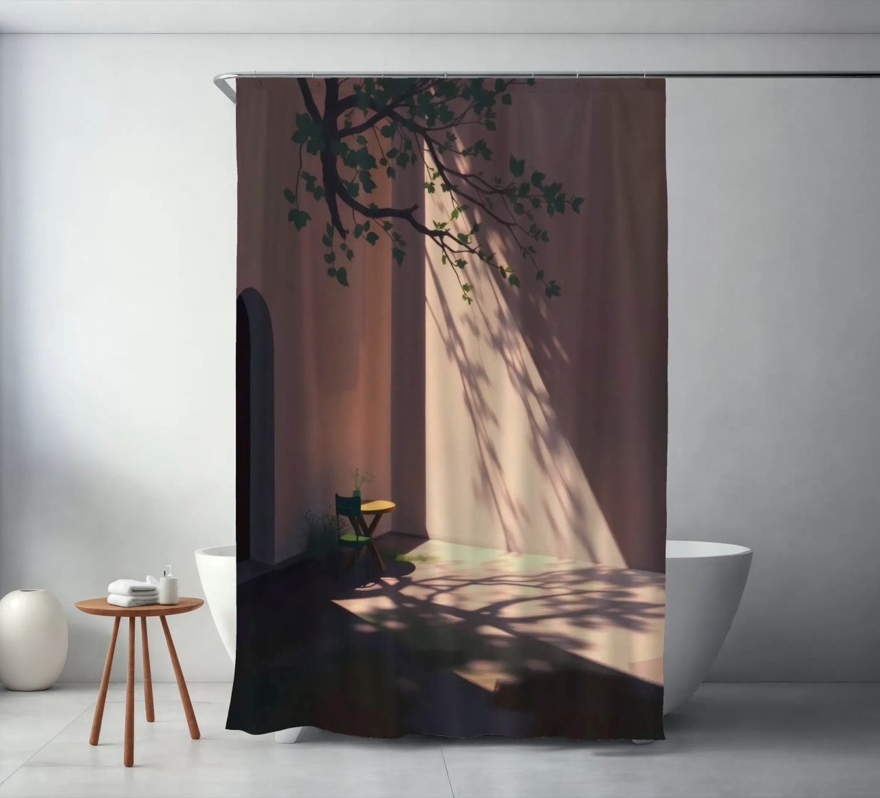 Rustige binnenplaats met zonlicht dat schaduwen werpt douchegordijn van DesignDoodle