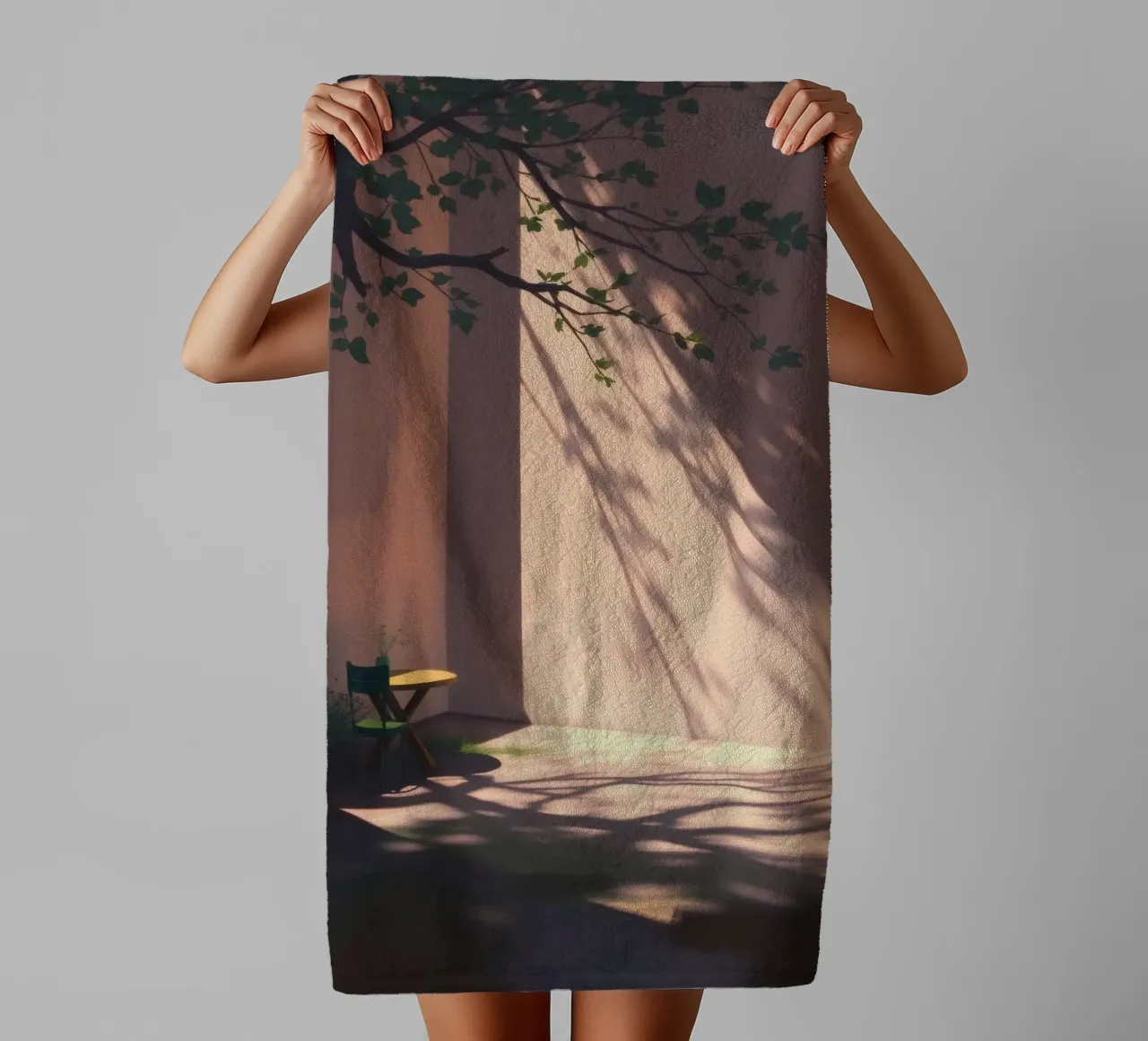 Rustige binnenplaats met zonlicht dat schaduwen werpt badhanddoek van DesignDoodle