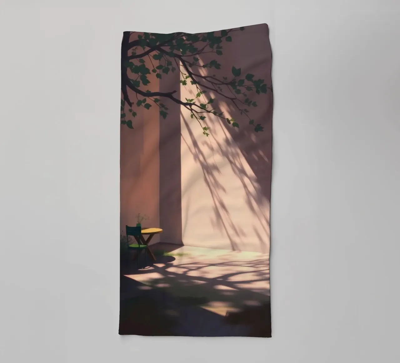 Rustige binnenplaats met zonlicht dat schaduwen werpt badhanddoek van DesignDoodle