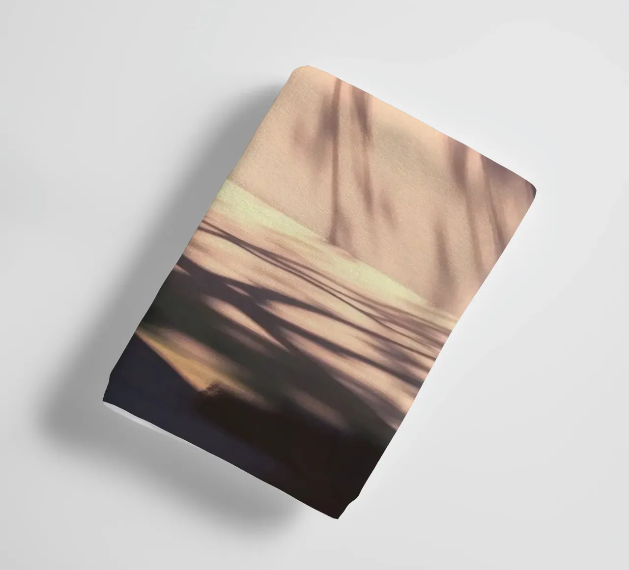 Rustige binnenplaats met zonlicht dat schaduwen werpt badhanddoek van DesignDoodle