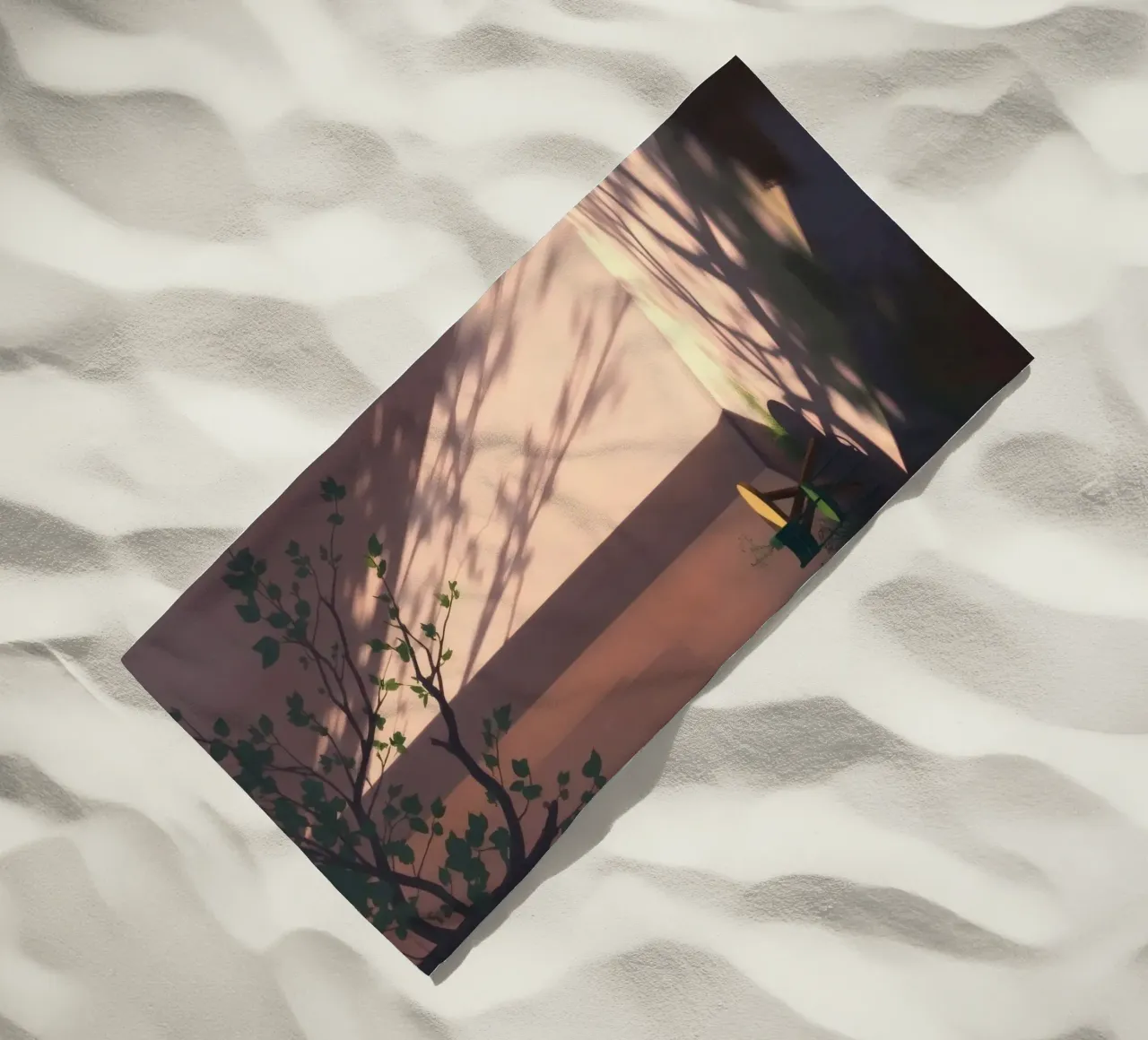 Rustige binnenplaats met zonlicht dat schaduwen werpt strandhanddoek van DesignDoodle