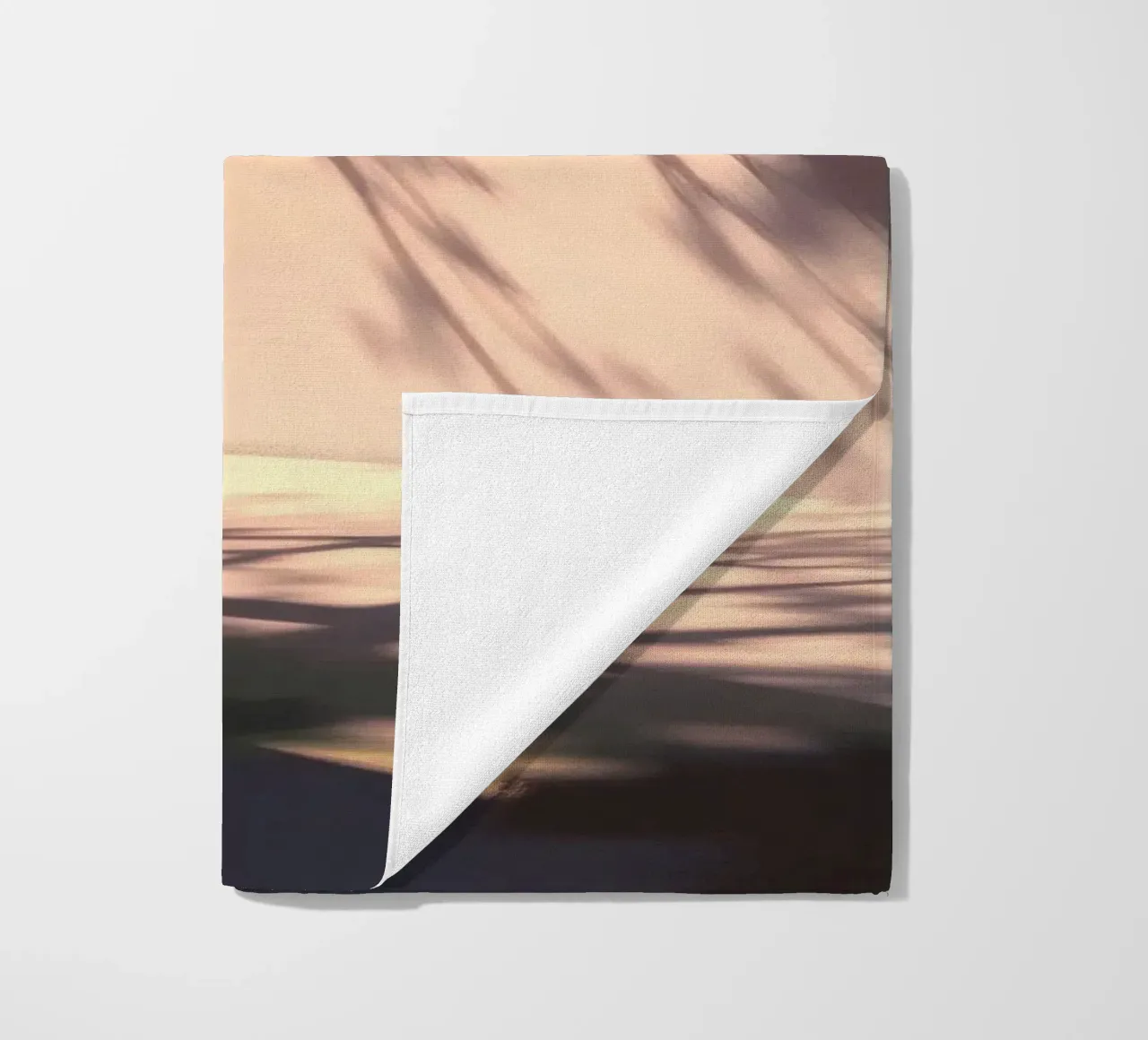 Rustige binnenplaats met zonlicht dat schaduwen werpt strandhanddoek van DesignDoodle