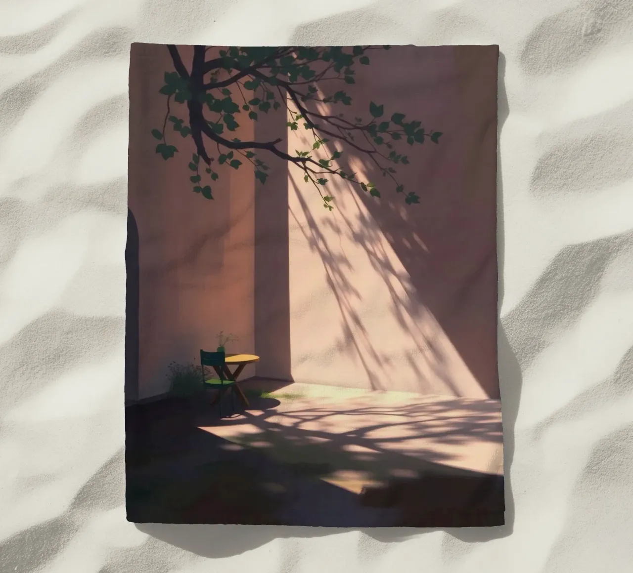 Rustige binnenplaats met zonlicht dat schaduwen werpt strandhanddoek van DesignDoodle