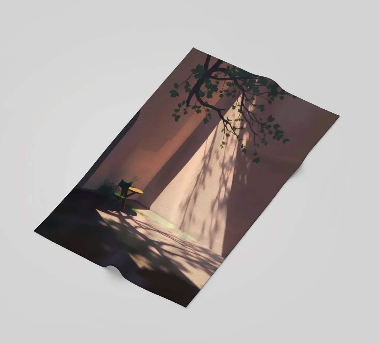 Rustige binnenplaats met zonlicht dat schaduwen werpt strandhanddoek van DesignDoodle