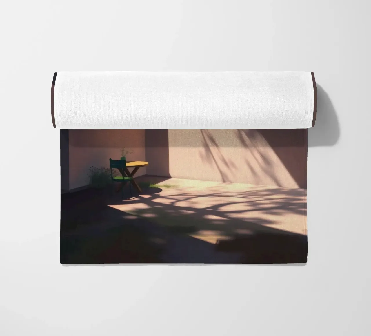 Rustige binnenplaats met zonlicht dat schaduwen werpt strandhanddoek van DesignDoodle