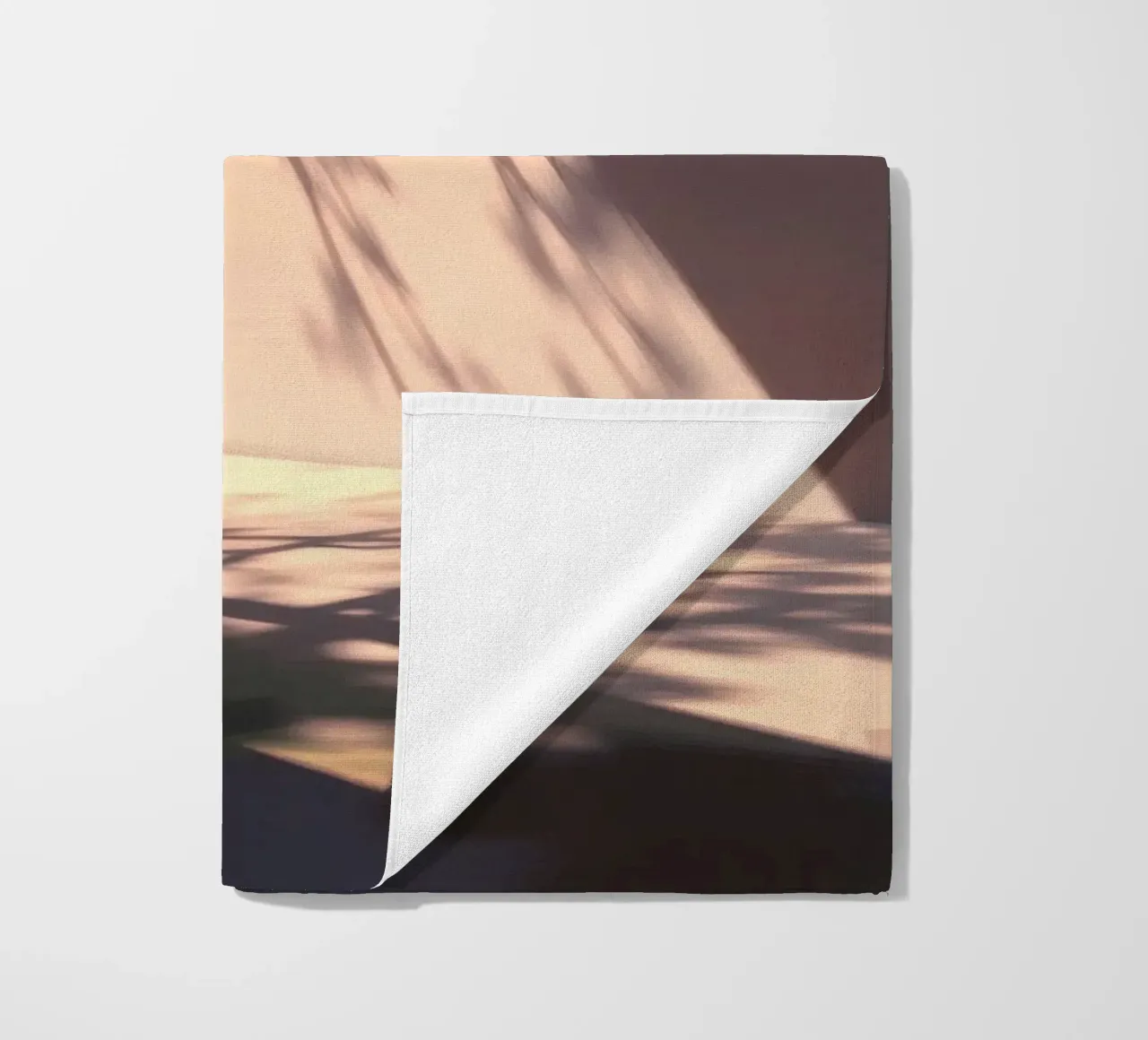 Rustige binnenplaats met zonlicht dat schaduwen werpt strandhanddoek van DesignDoodle