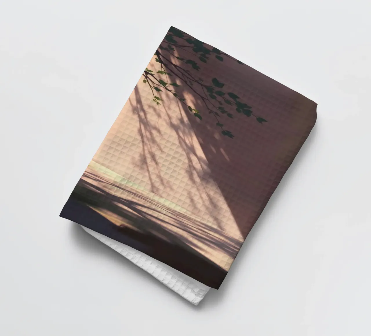 Rustige binnenplaats met zonlicht dat schaduwen werpt theedoek van DesignDoodle