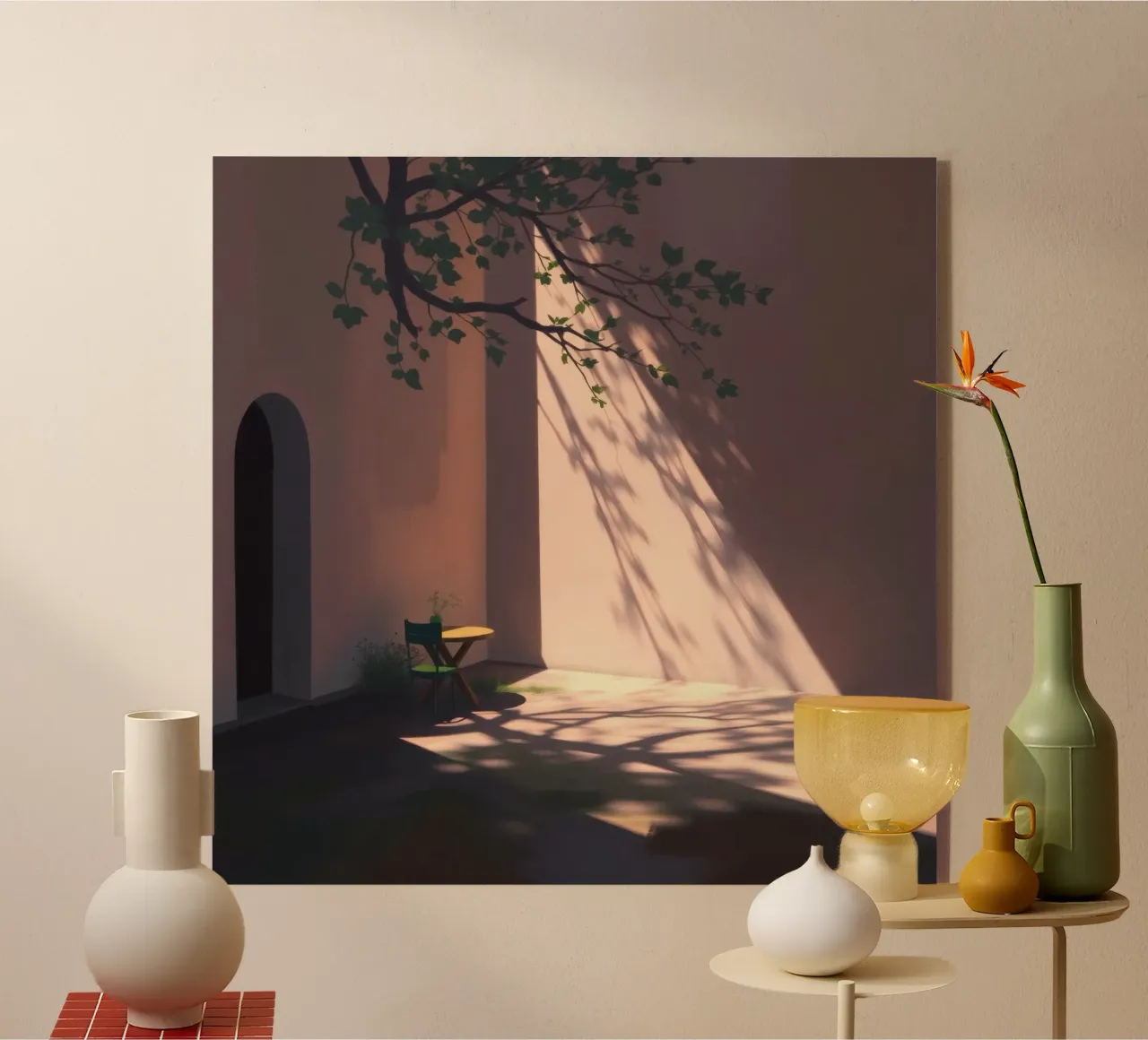 Rustige binnenplaats met zonlicht dat schaduwen werpt acryl van DesignDoodle