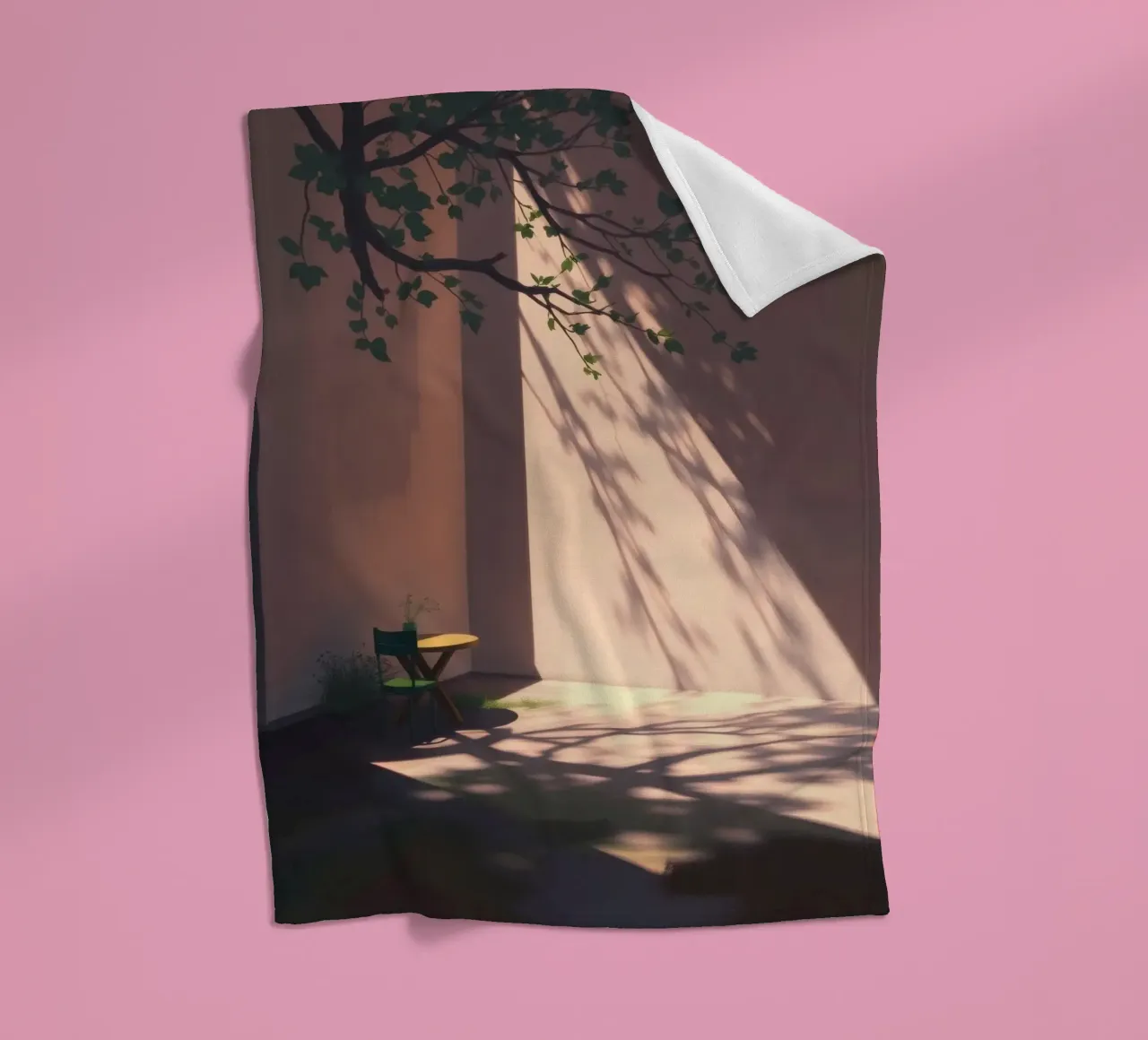 Rustige binnenplaats met zonlicht dat schaduwen werpt fleecedeken van DesignDoodle