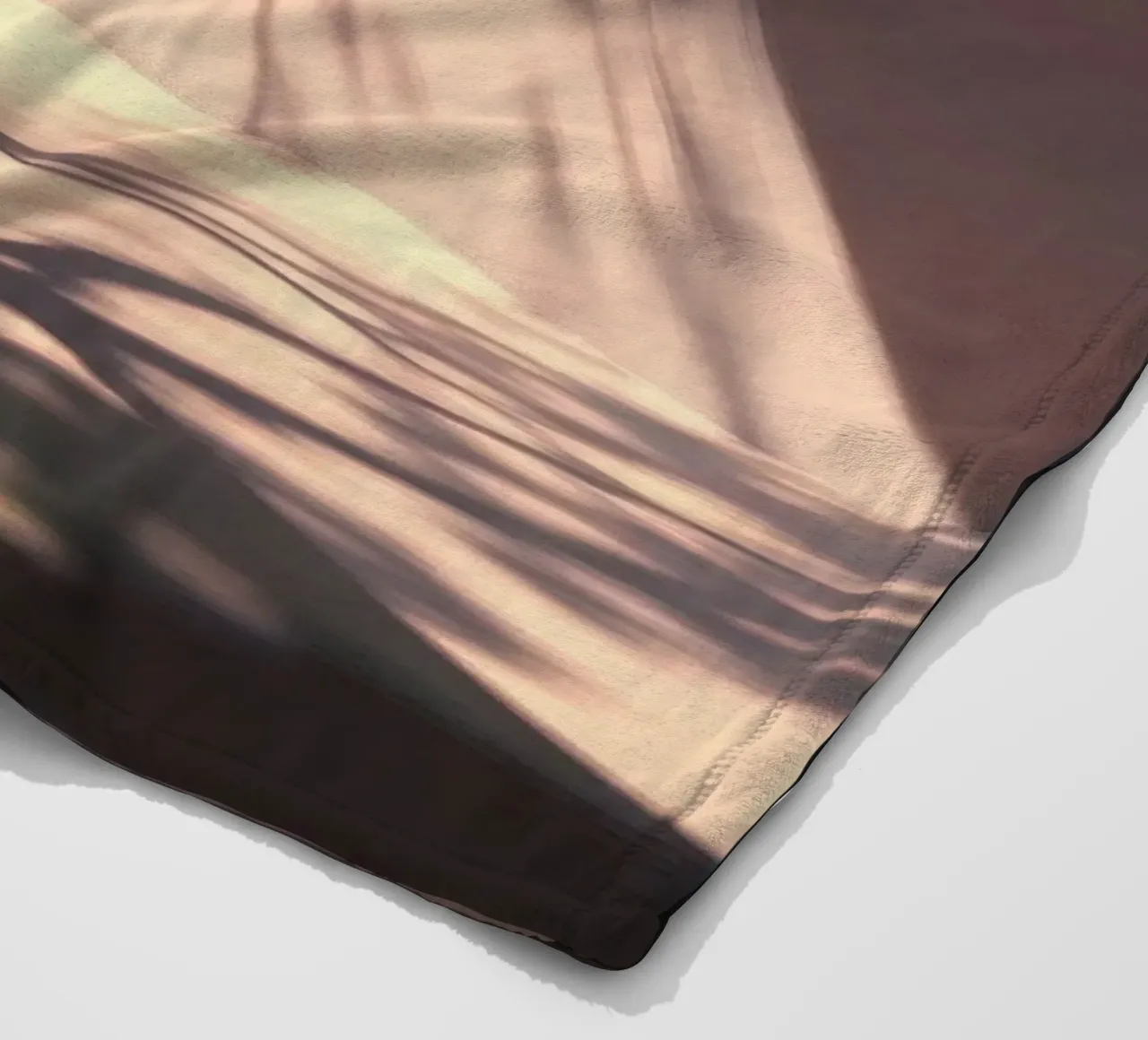 Rustige binnenplaats met zonlicht dat schaduwen werpt fleecedeken van DesignDoodle