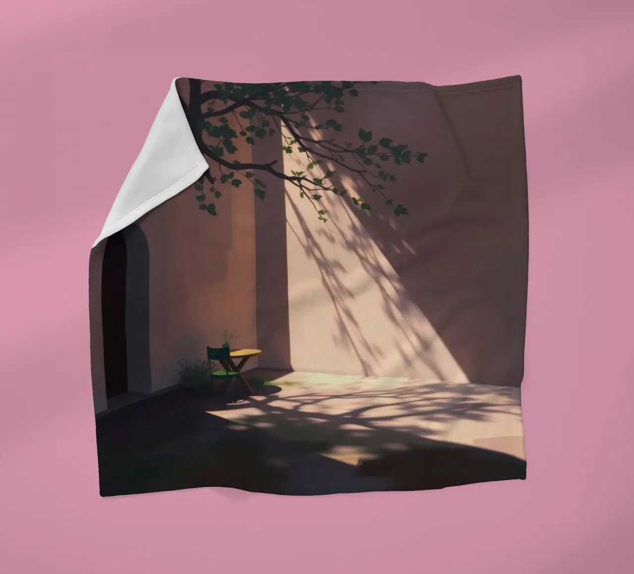 Rustige binnenplaats met zonlicht dat schaduwen werpt fleecedeken van DesignDoodle