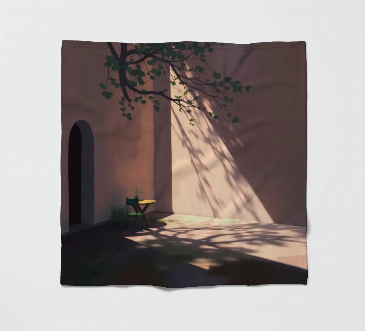 Rustige binnenplaats met zonlicht dat schaduwen werpt fleecedeken van DesignDoodle