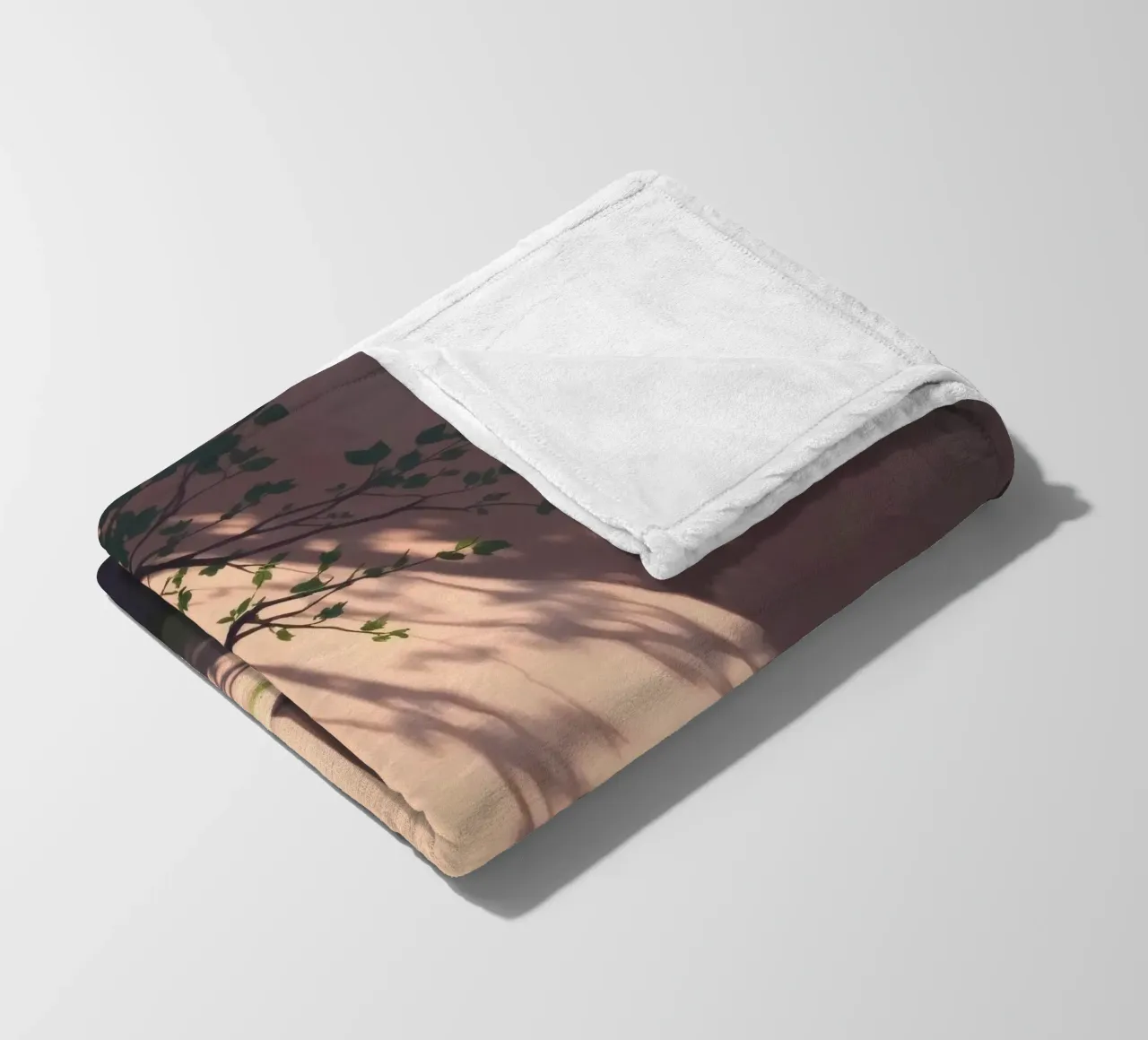 Rustige binnenplaats met zonlicht dat schaduwen werpt fleecedeken van DesignDoodle