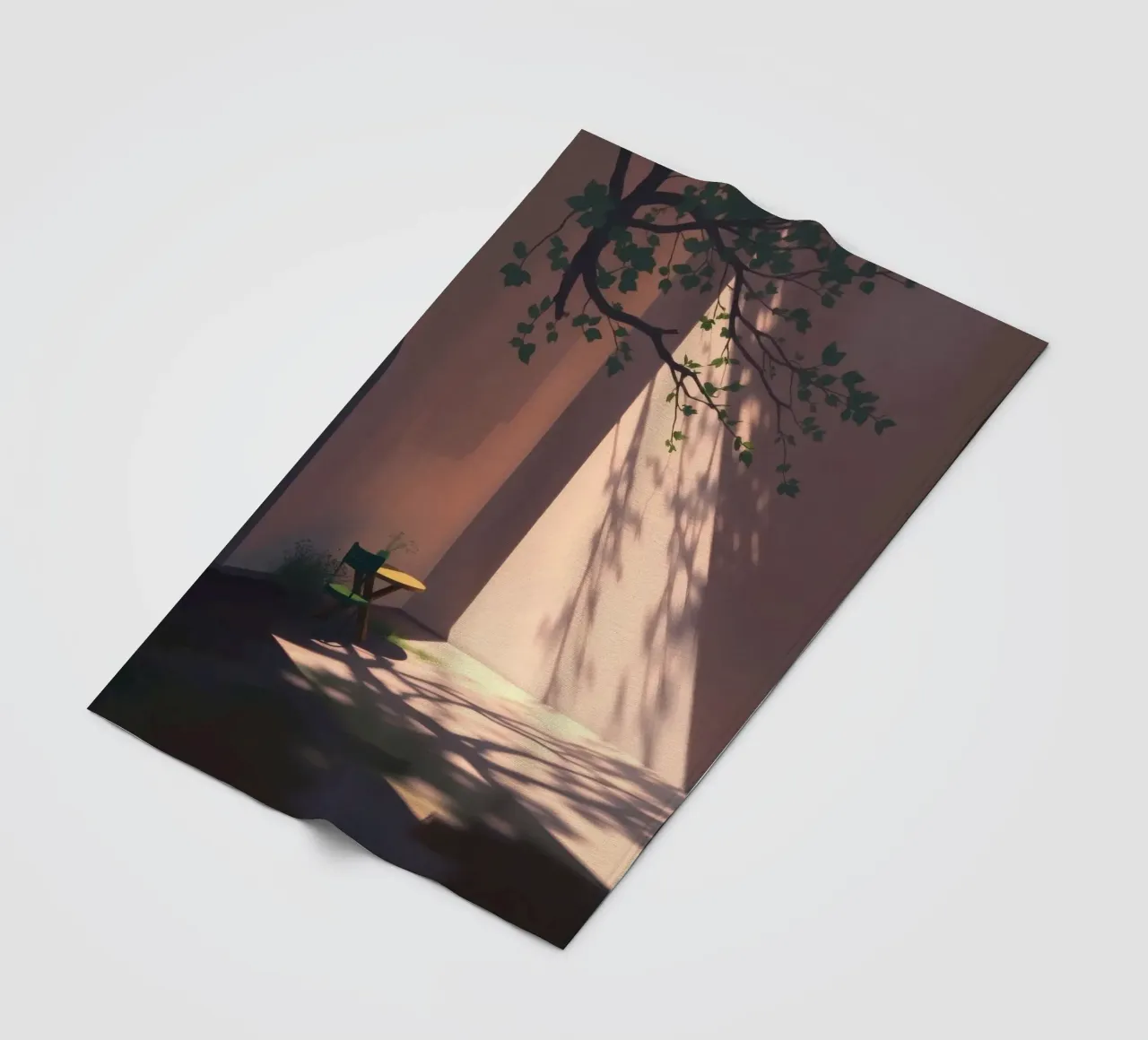 Rustige binnenplaats met zonlicht dat schaduwen werpt fleecedeken van DesignDoodle