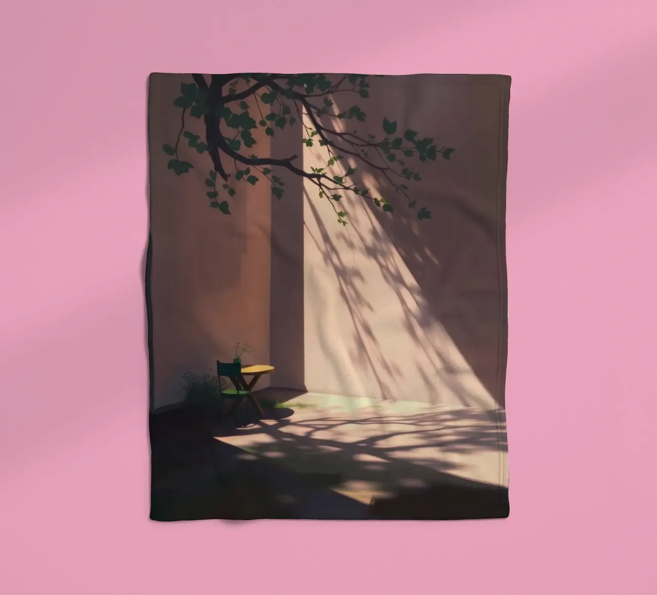 Rustige binnenplaats met zonlicht dat schaduwen werpt fleecedeken van DesignDoodle