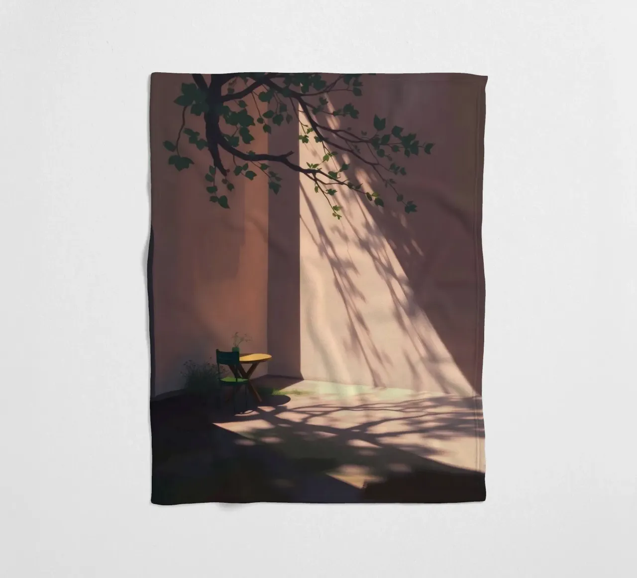 Rustige binnenplaats met zonlicht dat schaduwen werpt fleecedeken van DesignDoodle