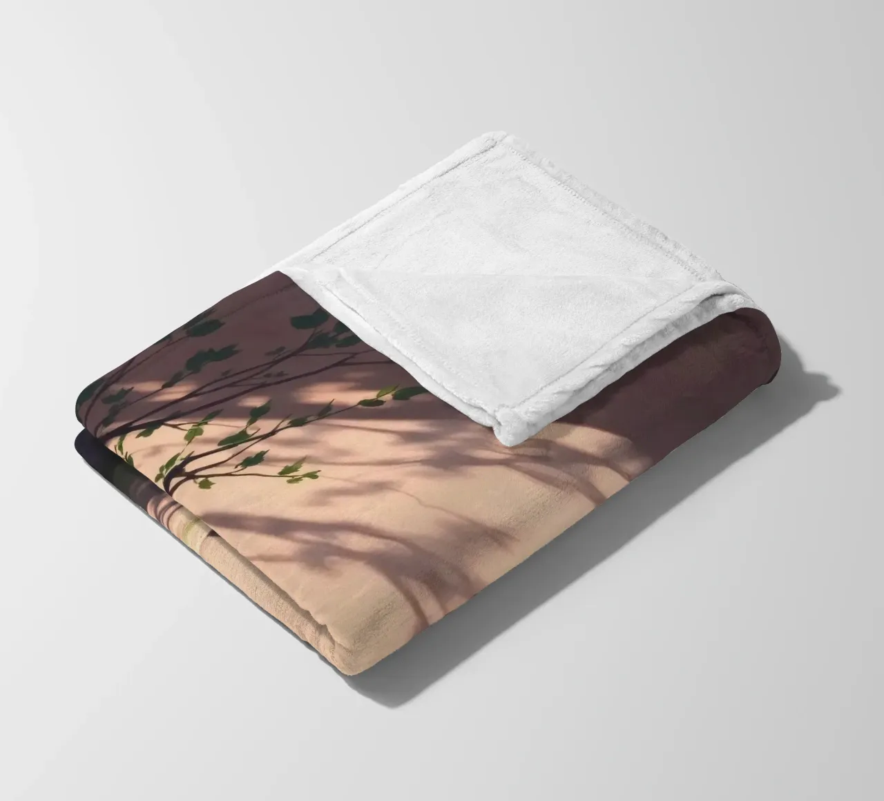 Rustige binnenplaats met zonlicht dat schaduwen werpt fleecedeken van DesignDoodle