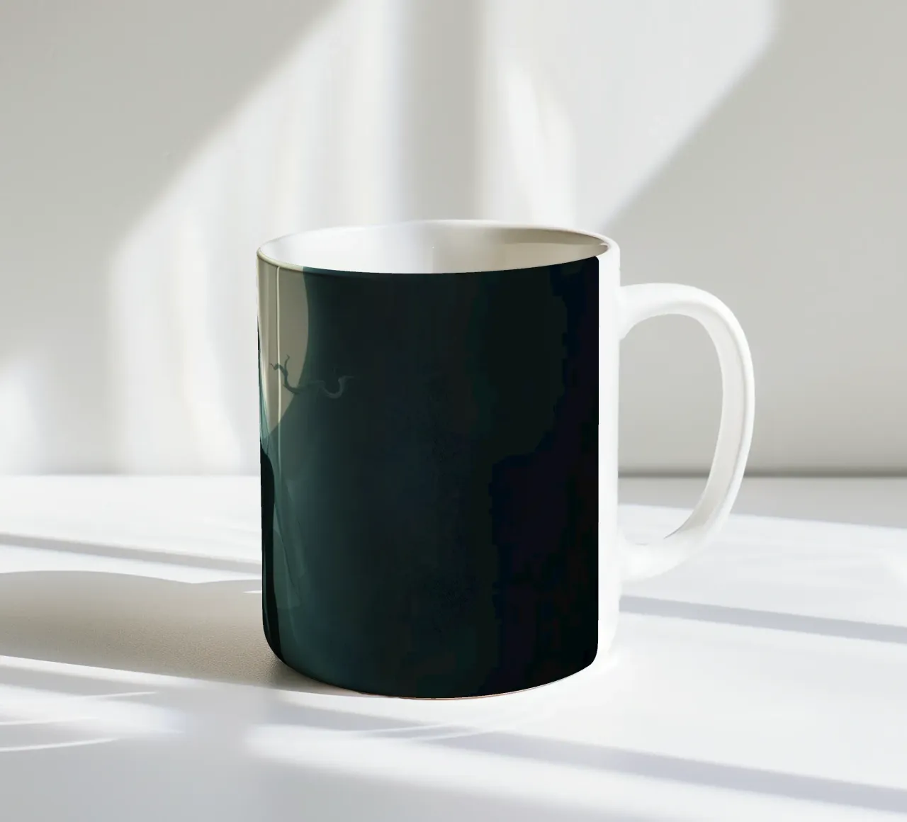 sagoma di una sposa illuminata dalla luna piena tazza in ceramica da DesignDoodle