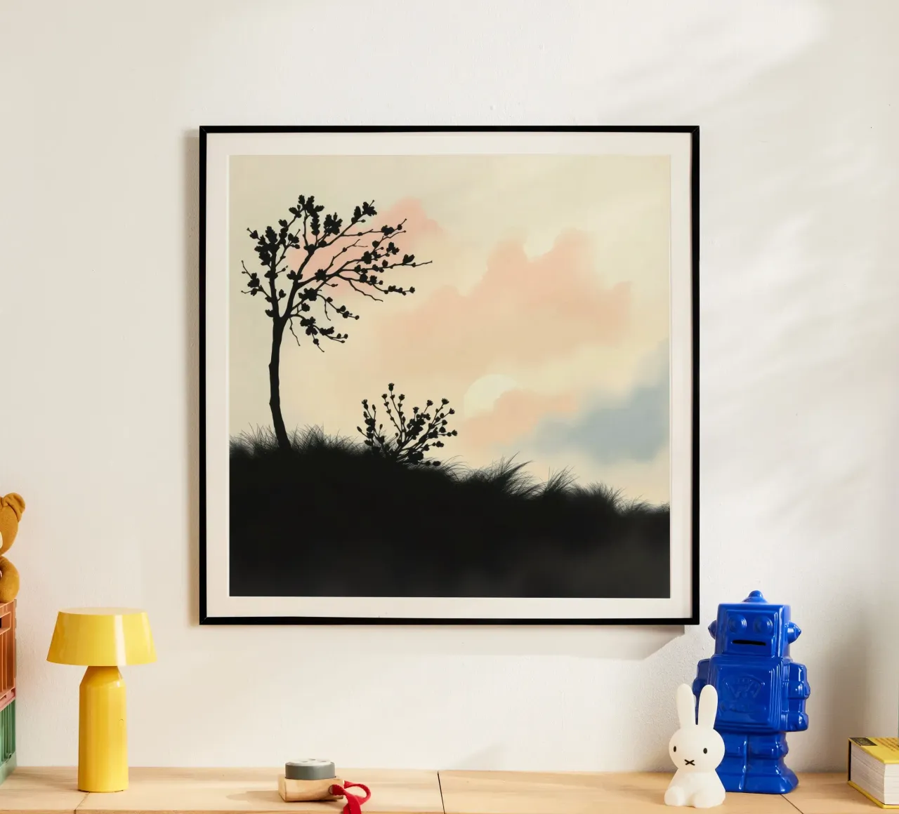 Alberi e arbusti in silhouette sotto un cielo pastello poster con telaio in legno da DesignDoodle