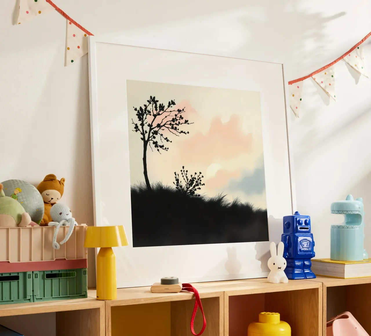 Alberi e arbusti in silhouette sotto un cielo pastello poster con telaio in legno da DesignDoodle