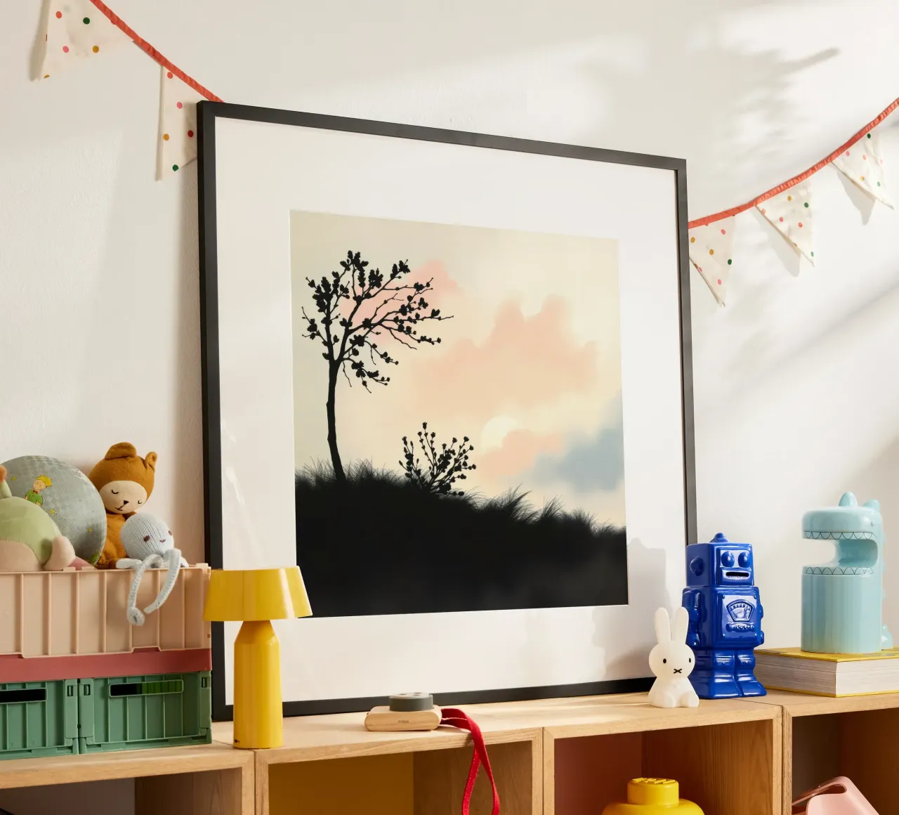 Alberi e arbusti in silhouette sotto un cielo pastello poster con telaio in legno da DesignDoodle