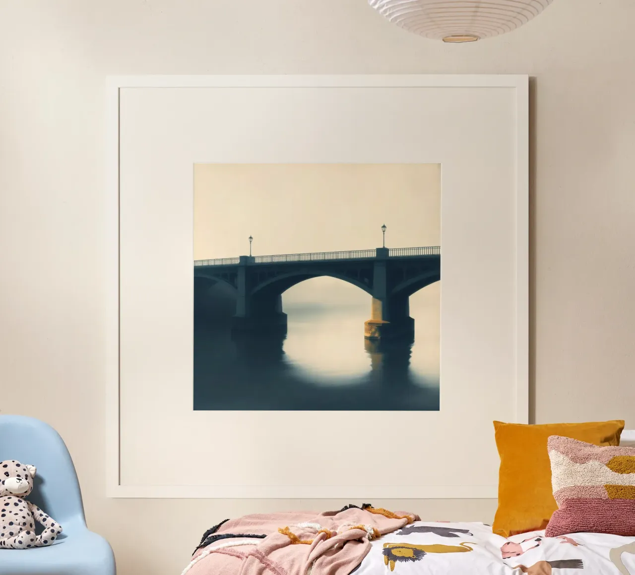 Ponte avvolto dalla nebbia che si riflette sulle acque ferme all'alba poster con telaio in plastica da DesignDoodle