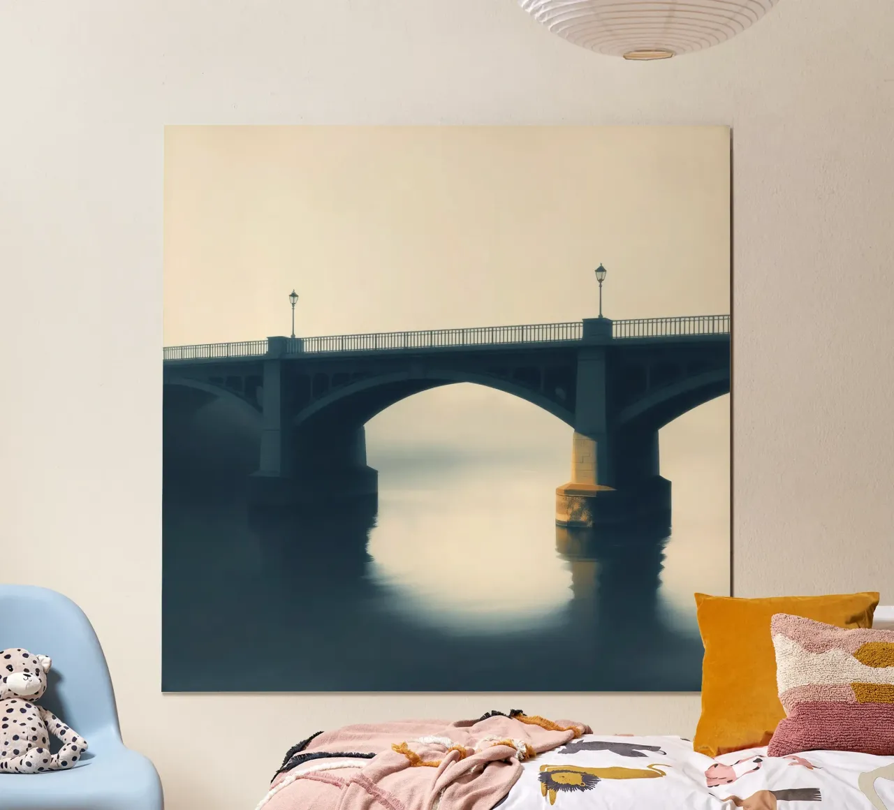 Ponte avvolto dalla nebbia che si riflette sulle acque ferme all'alba poster con telaio in plastica da DesignDoodle