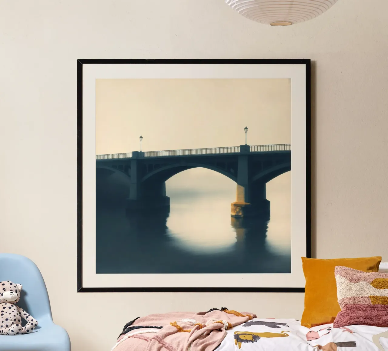 Ponte avvolto dalla nebbia che si riflette sulle acque ferme all'alba poster con telaio in plastica da DesignDoodle