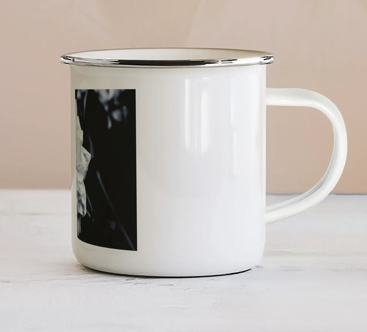 Dusty Blue Dahlia tazza in smalto da Ingrid Beddoes